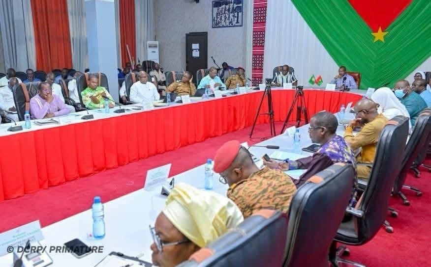 Le Premier ministre du Burkina Faso a présidé une grande réunion à Ouagadougou sur le Plan RELANCE 2026-2030, un programme important pour le développement du&nbsp;pays.