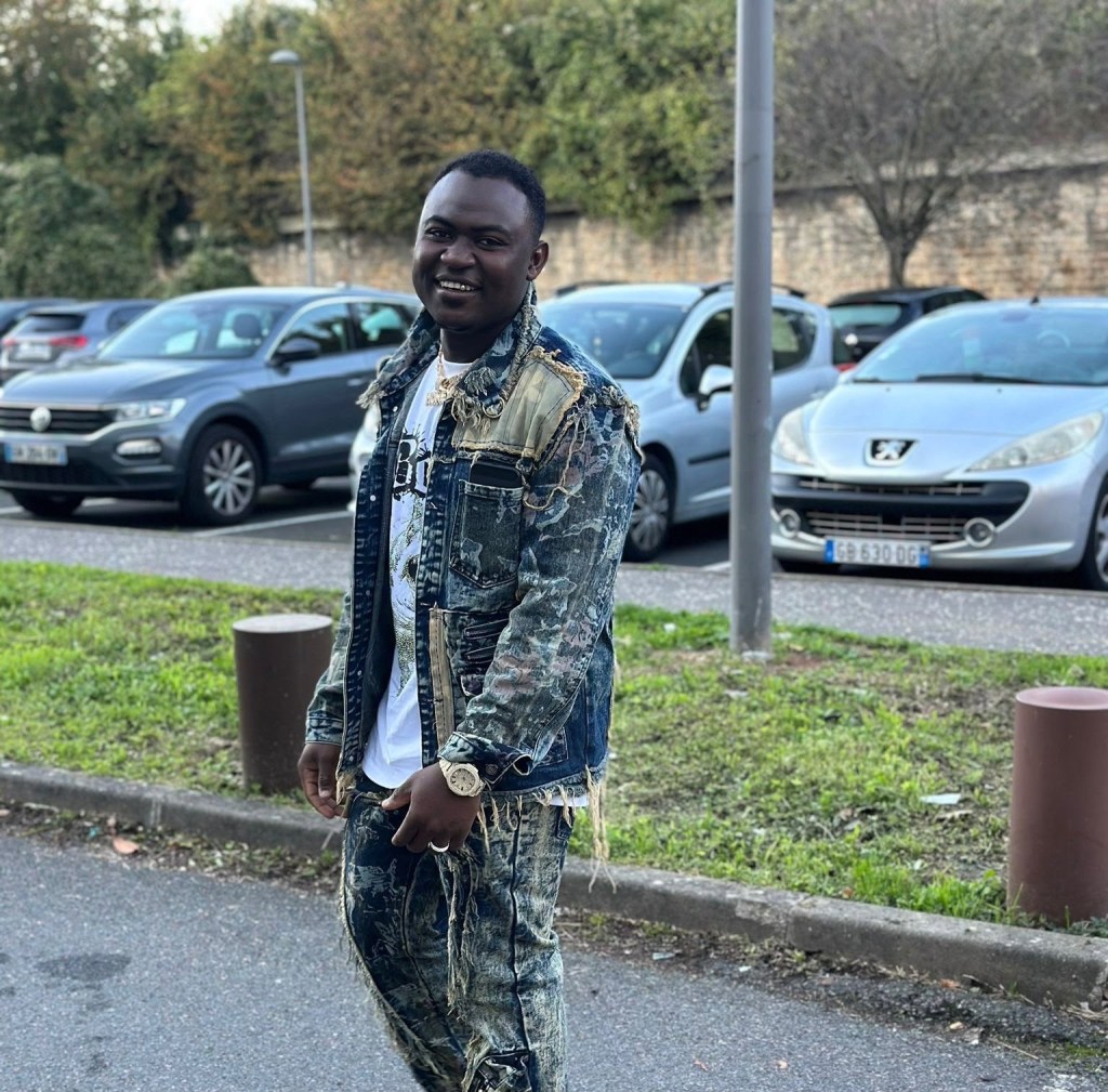Installé en France, ce soudeur burkinabè utilise TikTok pour rester proche de son&nbsp;pays